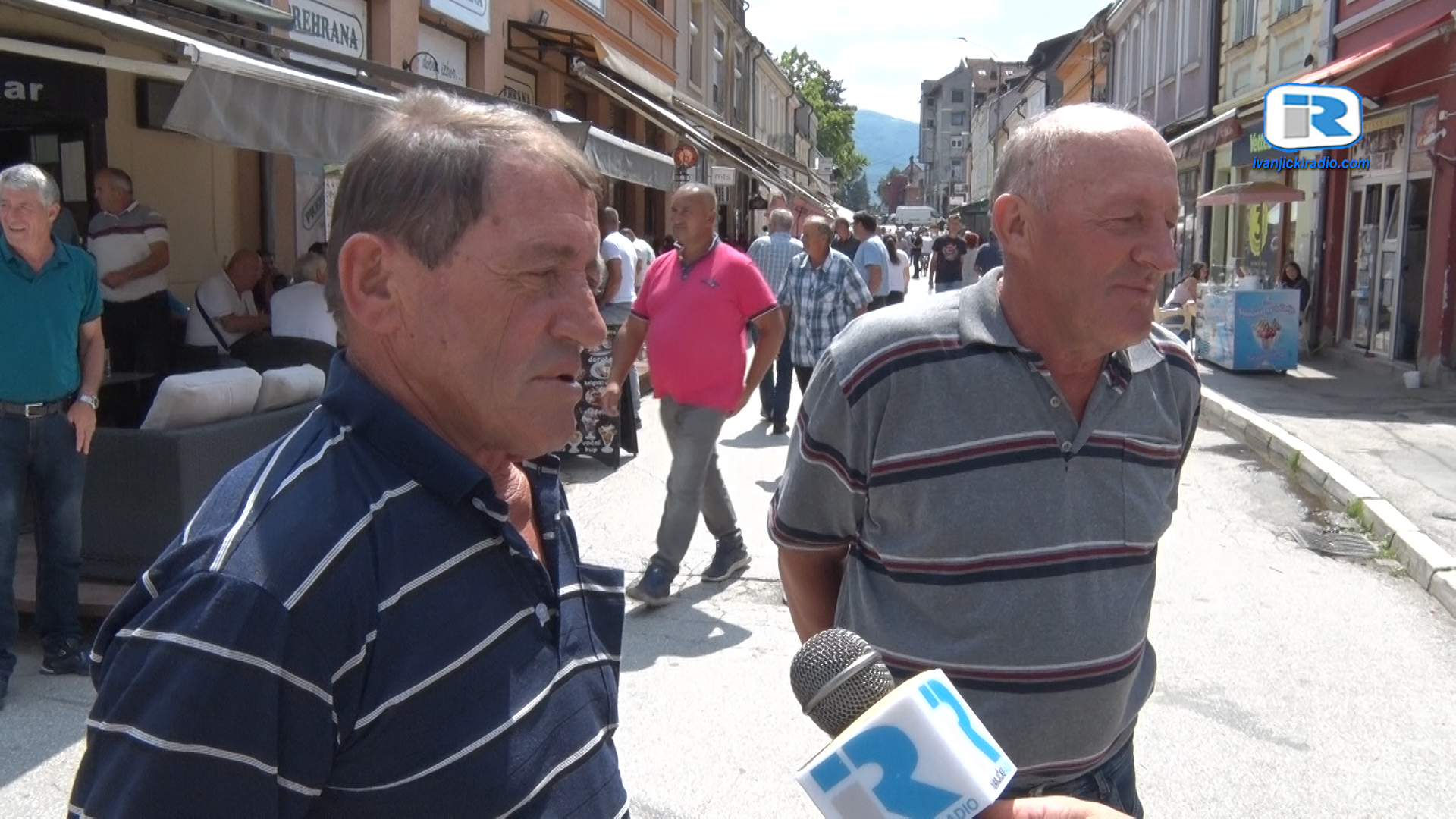 Ovo Je Bezobrazluk Ljudi Sa štapom Beru Malinu A Oni Da Ga Zakinu (VIDEO)